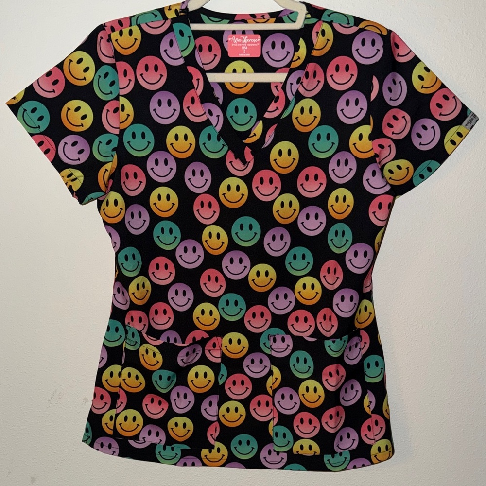 Ava & Viv Black Smiley-Print V-Neck Short Sleeve Top
